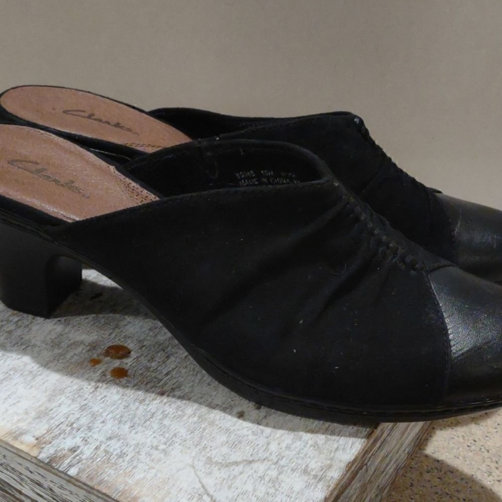 👍 Clarks Size 10 Black Leather Suede Mules. A12